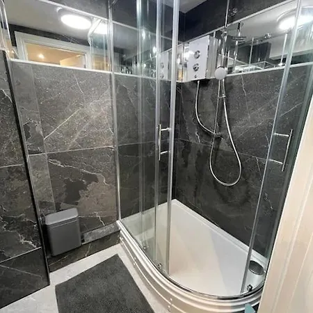 Self Contained In Burley, Leeds Apartment *