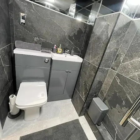 Self Contained In Burley, Leeds Apartment Leeds (West Yorkshire)
