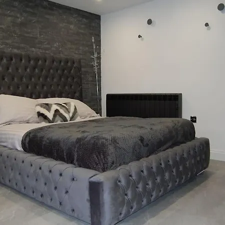 Self Contained In Burley, Leeds