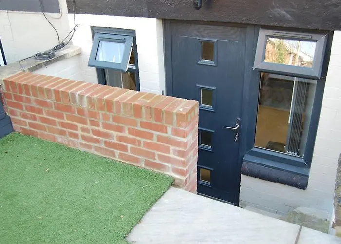 Self Contained In Burley, Apartment *