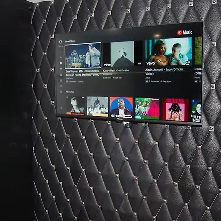 Self Contained In Burley, * 利兹